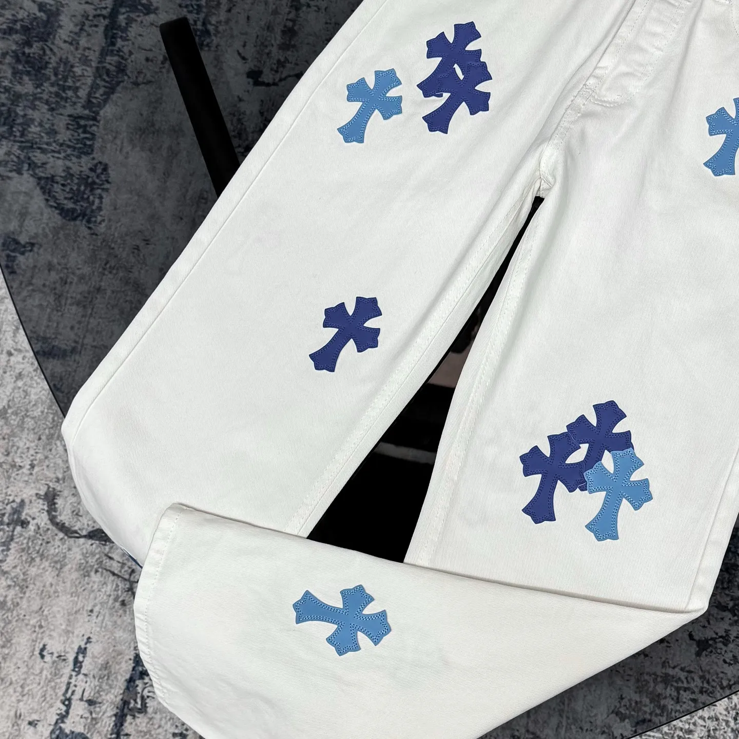P250 Chrome Heart ｜ Chrome Heart cross patchwork leather jeans Top-notch heavy-duty washing process Calf leather laser-cut cross Distressed silver hardware The straight version makes the upper body slimmer. The high-end quality is different from the market currency. It is also so cool that both men and women can easily control the genderless trend up!   Color: White with blue Size: S M L XL Corresponding sizes 28 30 32 34 Detailed sizes can be found in Figure 9